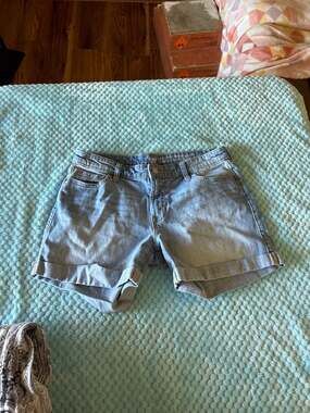 Gap Women's Sexy Boyfriend Denim Jean Shorts Light Wash Size 4
